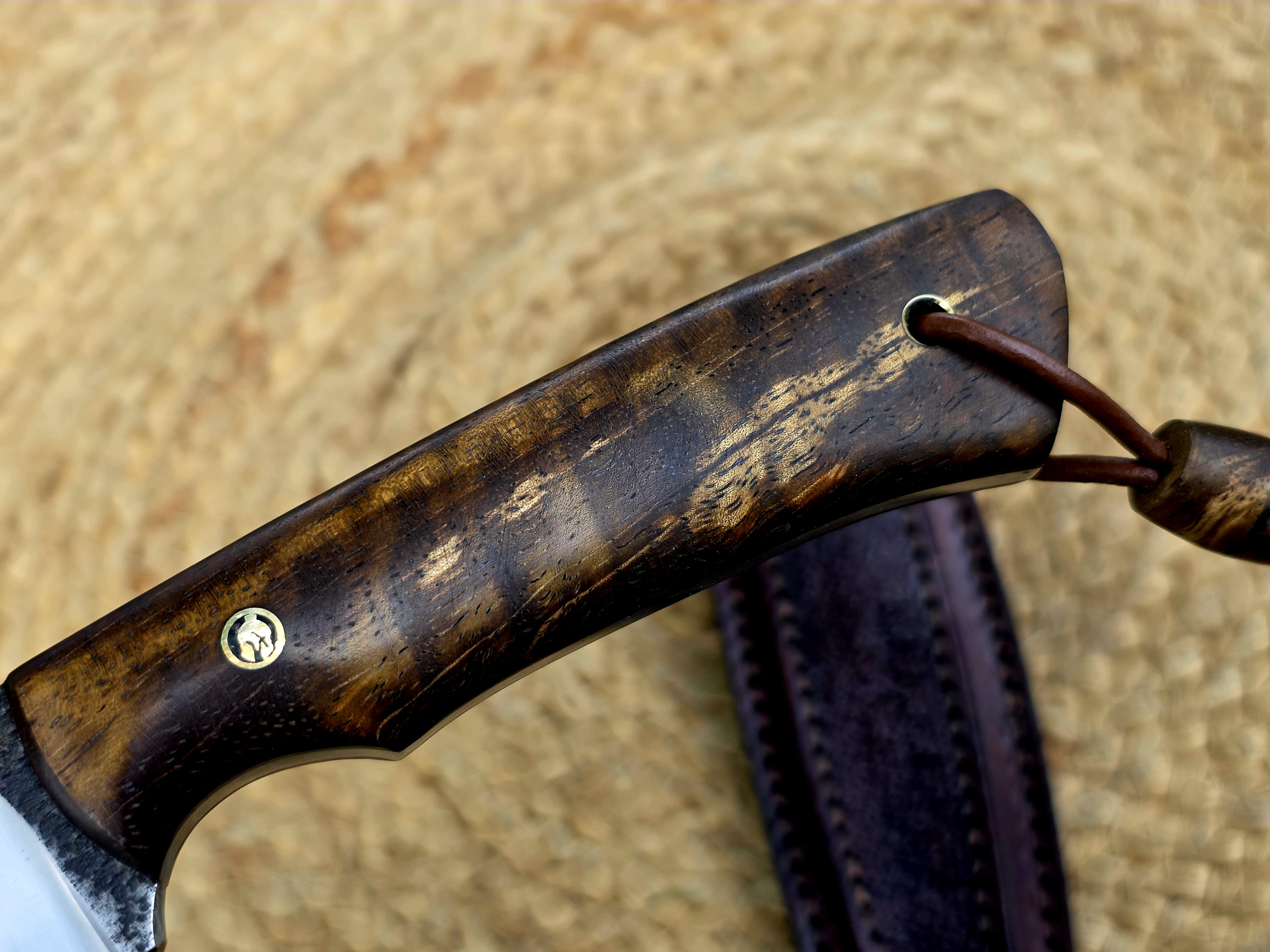 Shor 2.0 Messer mit dunkel gemasertem Curly-Mango-Griff, Spartaner-Mosaikpin und Lederfangriemen