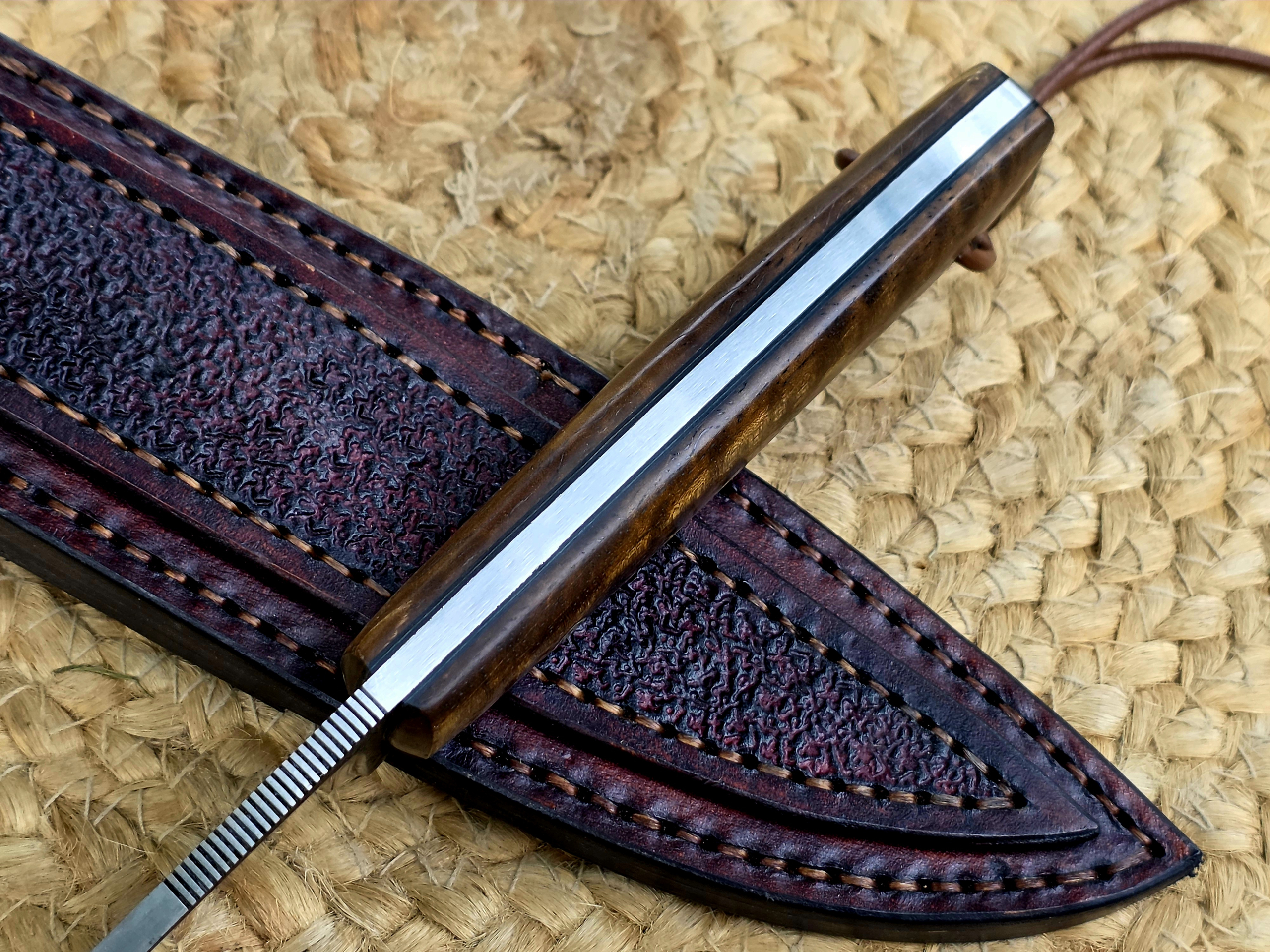 Shor 2.0 Messer mit Griff aus stabilisiertem Curly Mango, Klingenrücken und handgefertigter Lederscheide