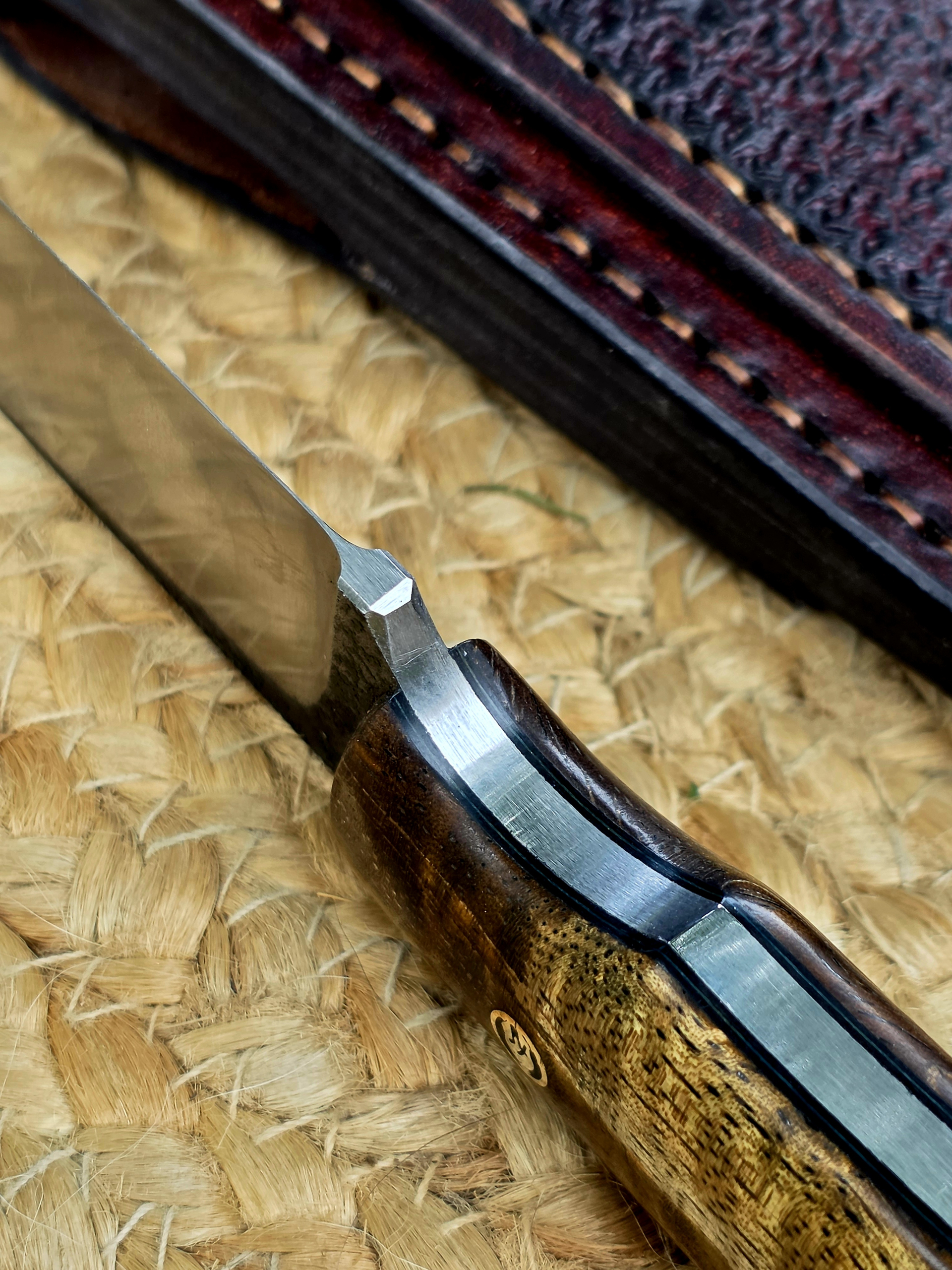Shor 2.0 Messer – Detail des Klingenübergangs und Curly-Mango-Griffs mit schwarzen Linern