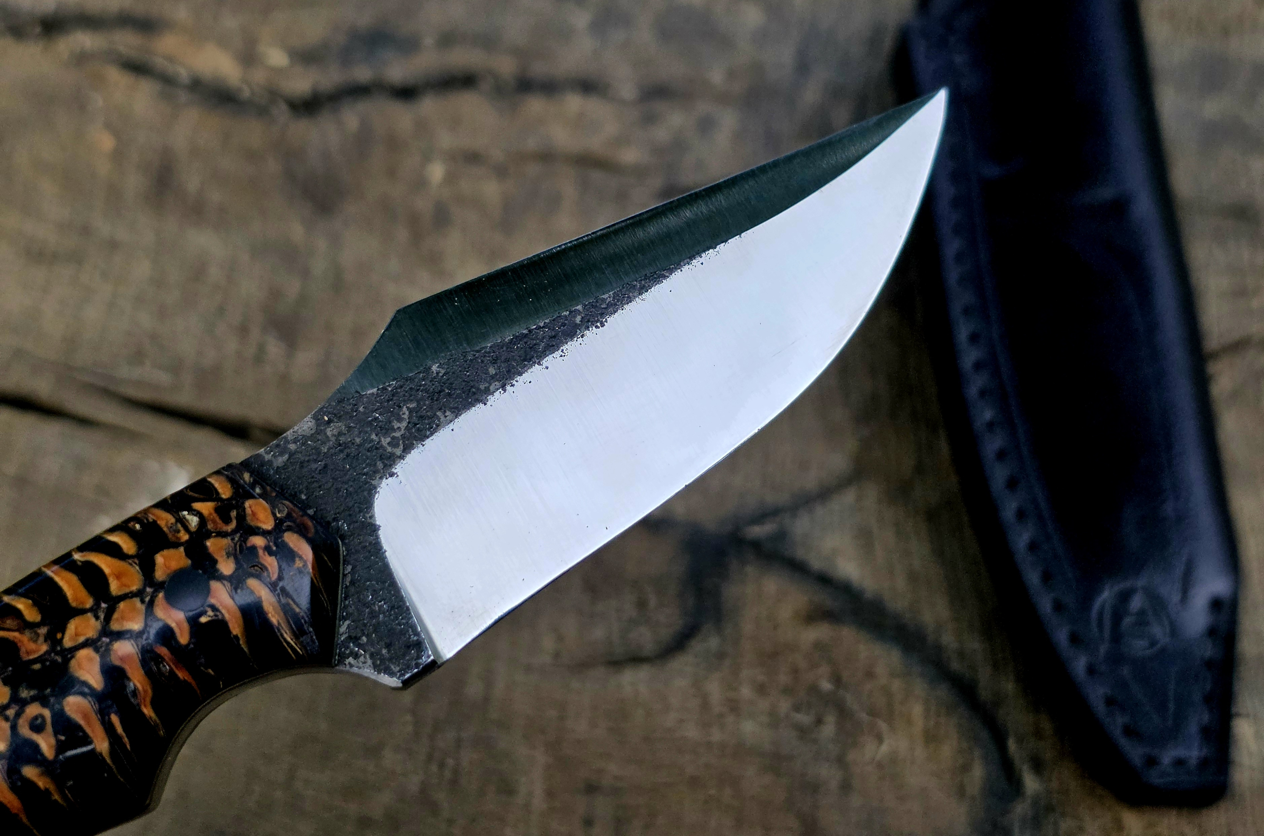Klingendetail des Reaper S aus Kohlenstoffstahl 1.2235 mit polierter Klinge