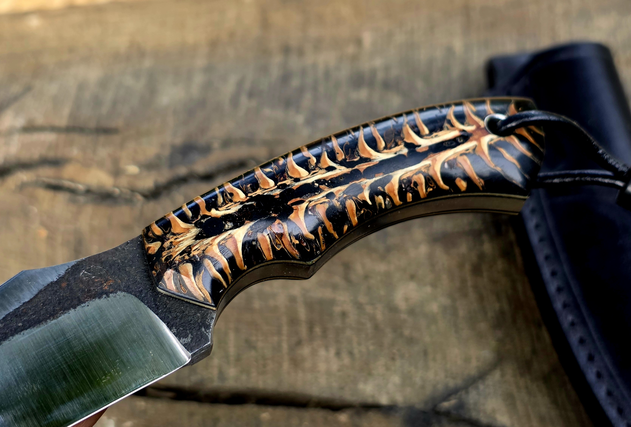 Griffdetail des Reaper S Messers aus stabilisierten Fichtenzapfen mit schwarz-brauner Maserung
