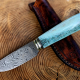 Handgefertigtes Panah Jagdmesser aus Balbach-Damast mit blau stabilisiertem Hirschhorngriff, Neusilber und Vulkanfiber, auf brauner Lederscheide.