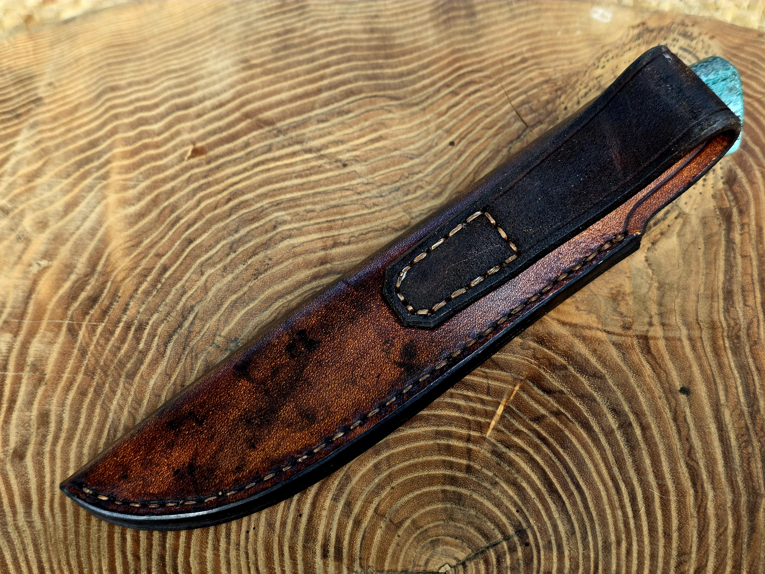 Panah – handgefertigte Lederscheide Handgefertigte braune Lederscheide mit schwarzer Gürtelschlaufe für das Panah Jagdmesser von Meyers Messer.